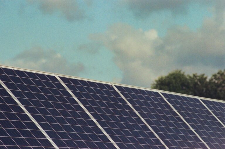 Familienhaus mit Photovoltaikanlage auf dem Dach zur nachhaltigen Energie- und Kosteneinsparung