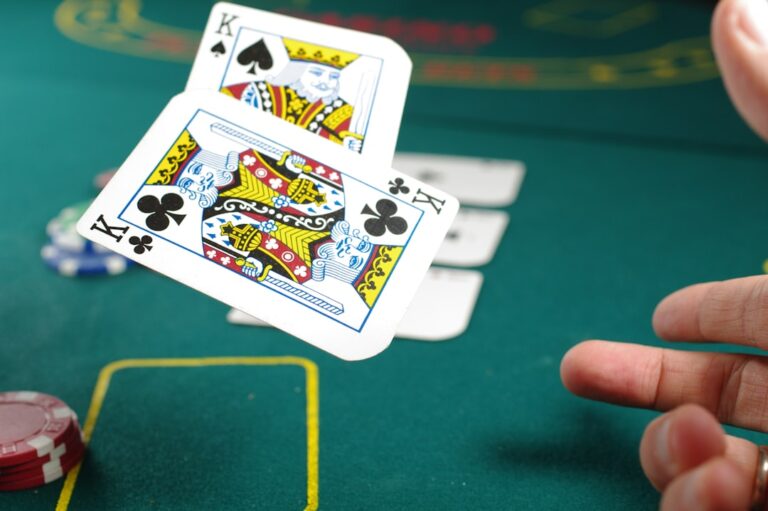Wie Eltern Poker einfach erklären und verantwortungsvoll spielen Eltern erklären Poker spielerisch und fördern verantwortungsbewusstes Kartenspiel bei Kindern