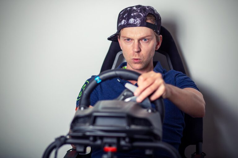 Kind spielt begeistert Simracing auf Rennsimulation mit Lenkrad und Pedalen