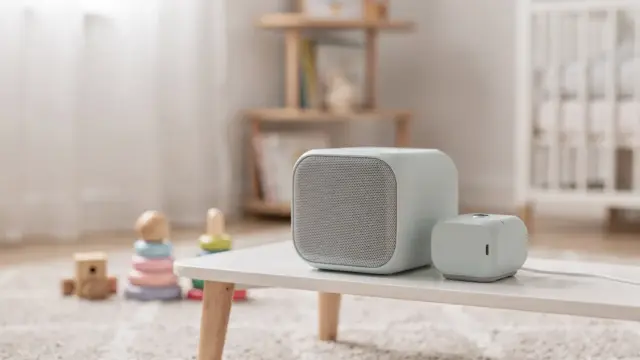 Toniebox 2 im Kinderzimmer neben Spielzeug und auf einer kleinen Ablage.